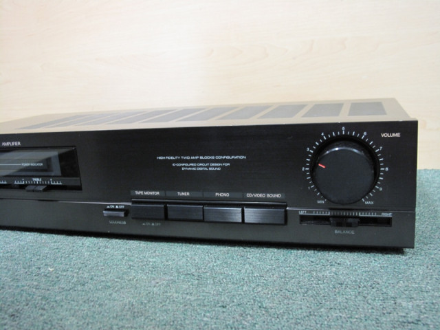  JVC zesilovač 2x40W RMS (2x400W MAX) k zapůjčení