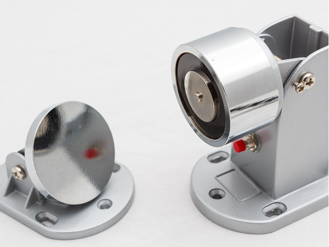 Elektromagnetický držák dveří do 80kg ACS ZONEWAY DH-60